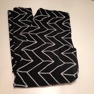LULAROE - Black/White Pattern Leggings -TC